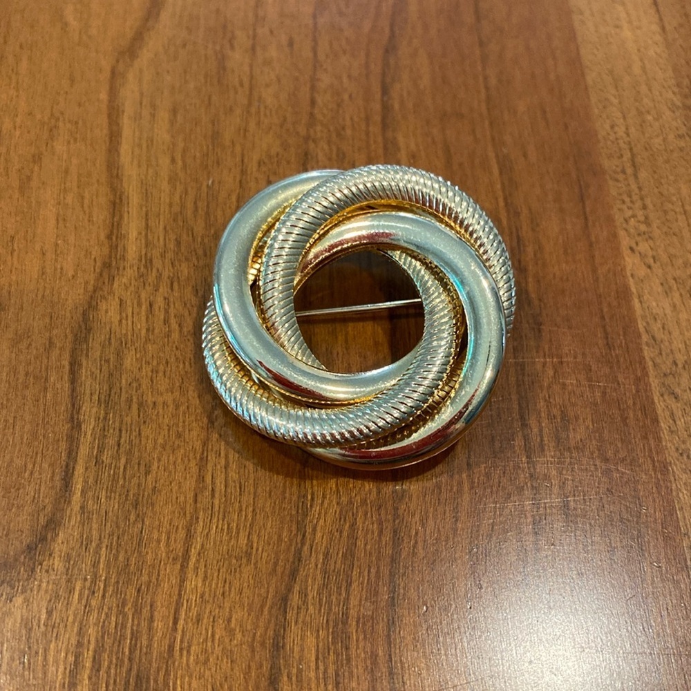 Elegant Gold-Tone Twisted Knot Brooch